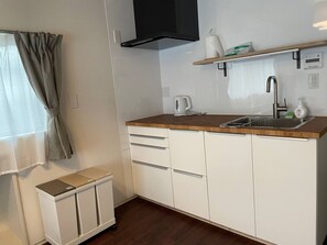 Réfrigérateur, micro-ondes, plaque de cuisson