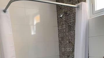 Regadera, toallas, jabón, shampoo