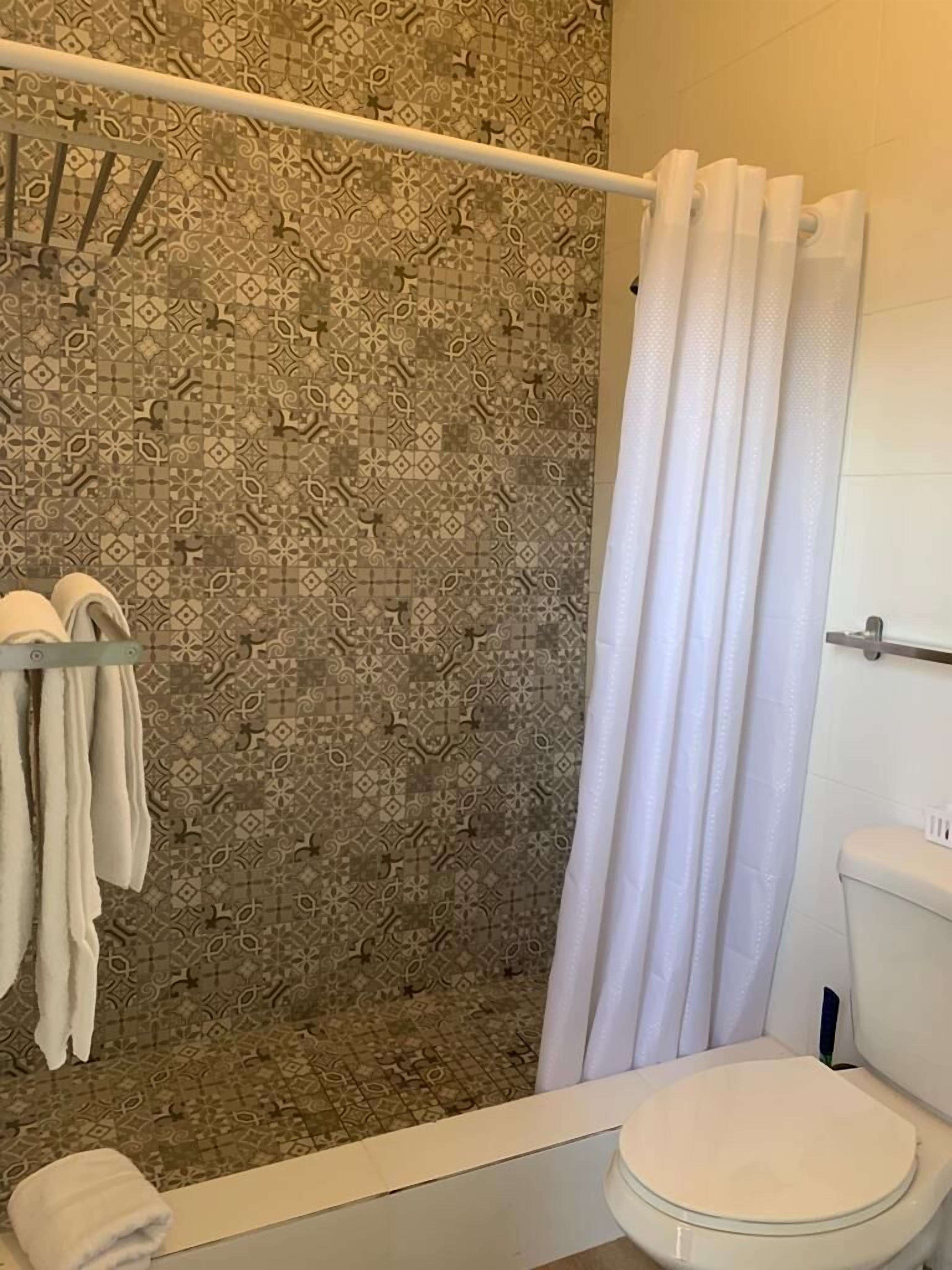 Appartamento Basic | Bagno | Doccia, asciugamani, sapone, shampoo
