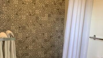 Appartamento Basic | Bagno | Doccia, asciugamani, sapone, shampoo