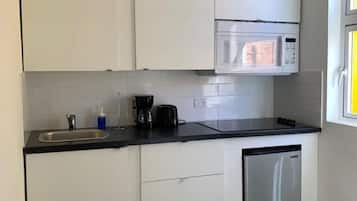Eenvoudig appartement | Privékeuken | Een koelkast, een magnetron, een koffiezetapparaat/waterkoker