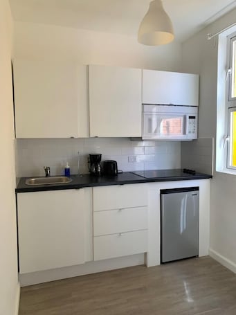 Basic Apartment | Private kitchen | Fridge, microwave, coffee/tea maker, cookware/dishes/utensils