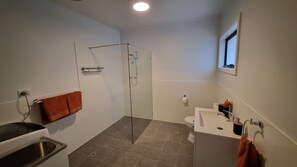 Een haardroger, handdoeken, zeep, toiletpapier