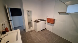 Secadora de cabello, toallas, jabón, papel de baño 