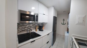 ثلاجة، ميكروويف، موقد طهي مسطح، ماكينة لصنع القهوة/الشاي