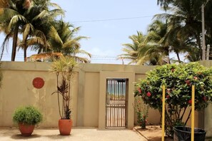 المنطقة المحيطة بالمنشأة