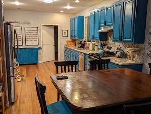 Fridge, microwave, oven, stovetop - 3-bedroom, 2-bathroom home with private backyard patio w/fire pit, BBQ & smoker. (Sonoma)