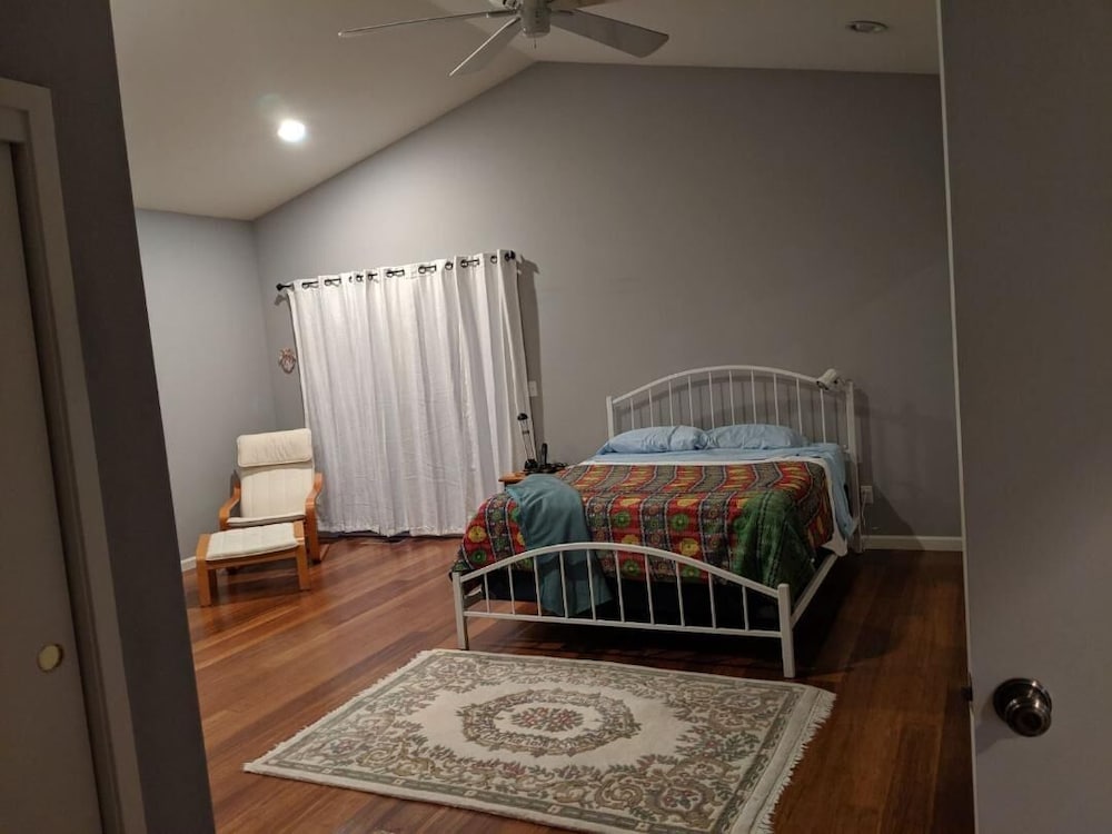 3bedroom, 2bathroom home with private backyard patio w/fire pit, BBQ