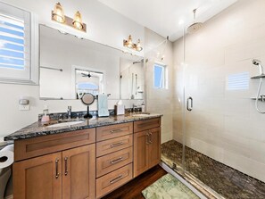 Bathroom - Luxurious rental short walk to beach or Bay (North Beach)