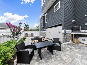 Outdoor dining - Luxurious rental short walk to beach or Bay (North Beach)