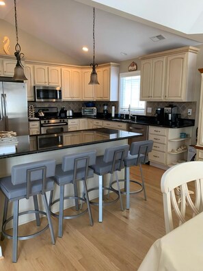 Frigorifero, forno, piano cottura, lavastoviglie