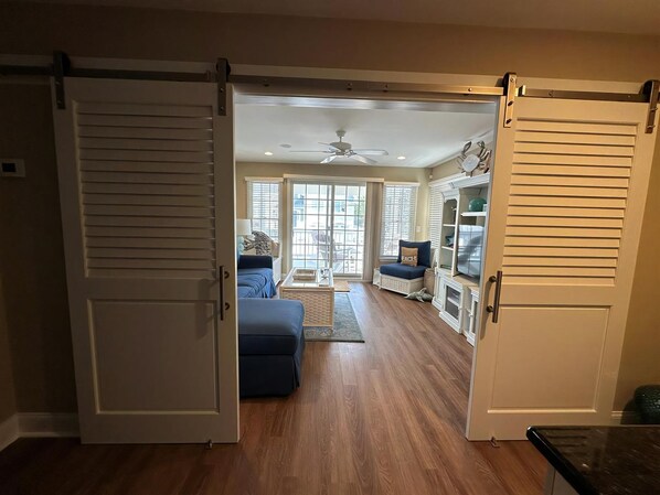 Een televisie en een tafeltennistafel