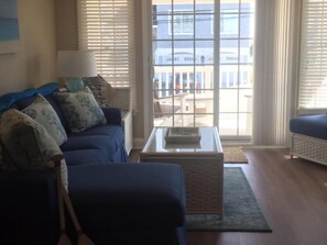 Een televisie en een tafeltennistafel