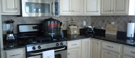 冷蔵庫、オーブン、コンロ、食器洗い機