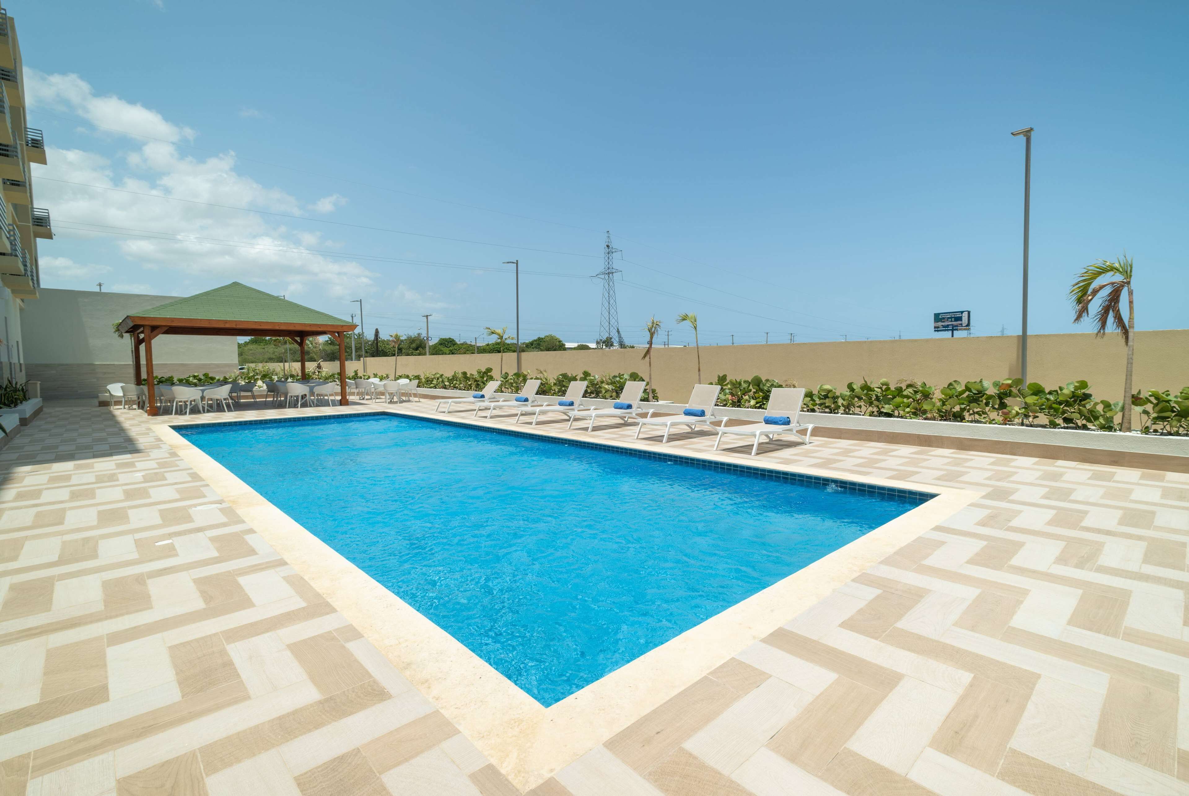 Outdoor pool, open 10:00 AM to 6:00 PM, pool loungers