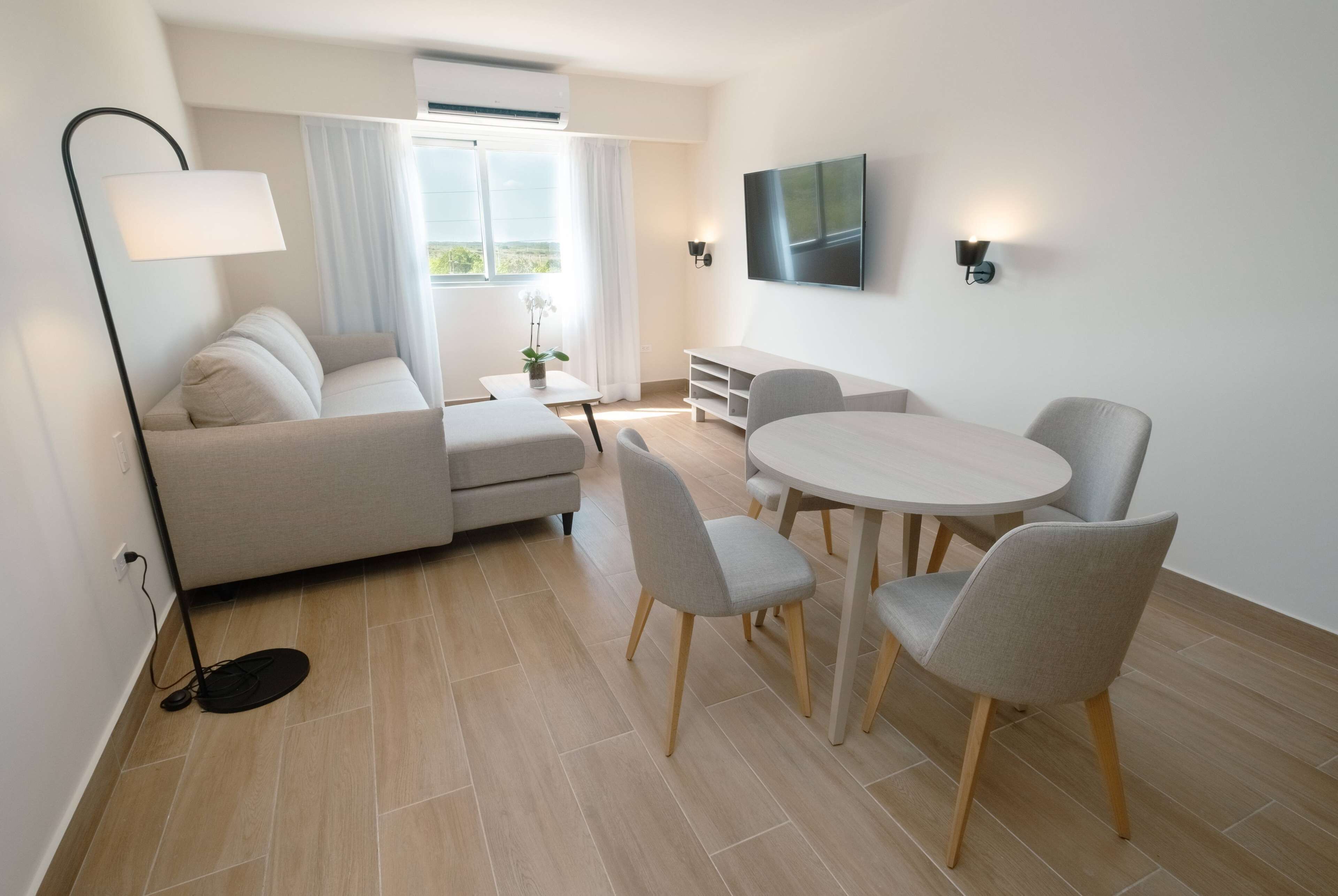 Room, 1 King Bed, Non Smoking (Living Room) | Premium bedding, pillow-top beds, in-room safe, desk