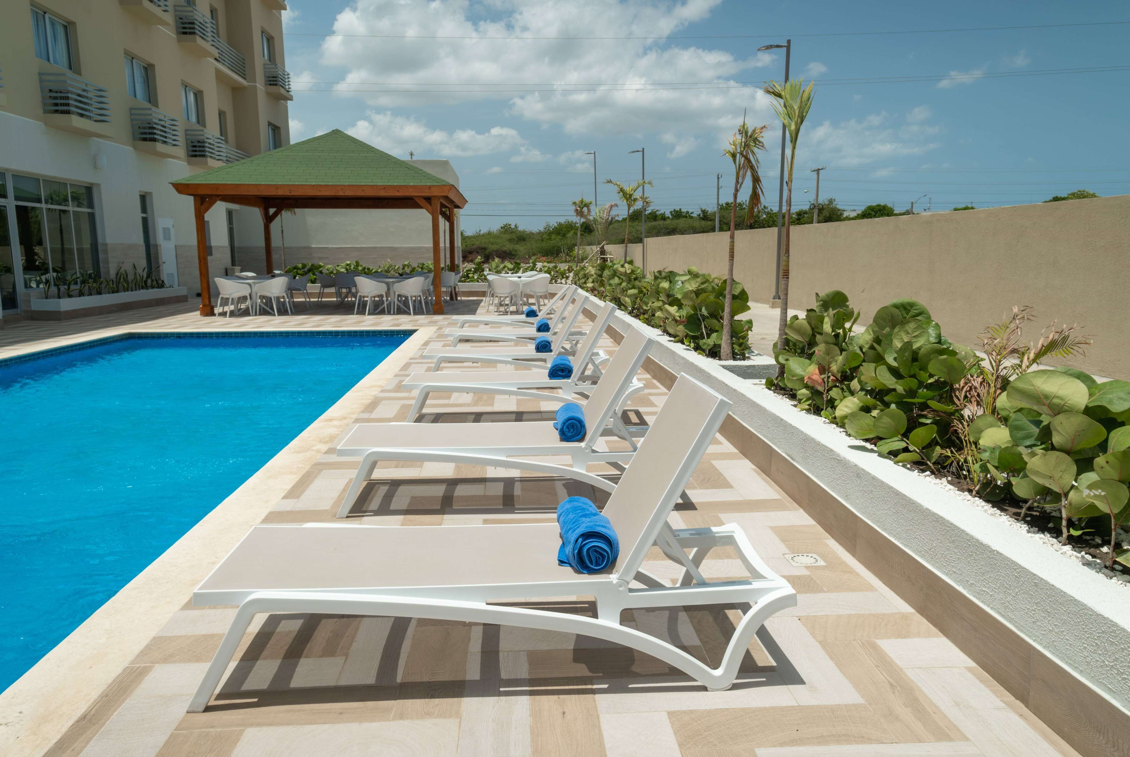Piscine extérieure, chaises longues