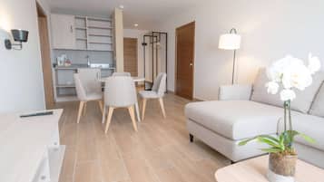 Room, 1 Katil Raja (King), Non Smoking (Living Room) | Peralatan tempat tidur premium, tilam berlapik, peti besi dalam bilik