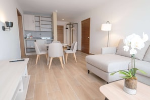 Phòng, 1 giường cỡ king, không hút thuốc (Living Room) | Bộ đồ giường cao cấp, nệm có lớp đệm bông, két bảo mật tại phòng 