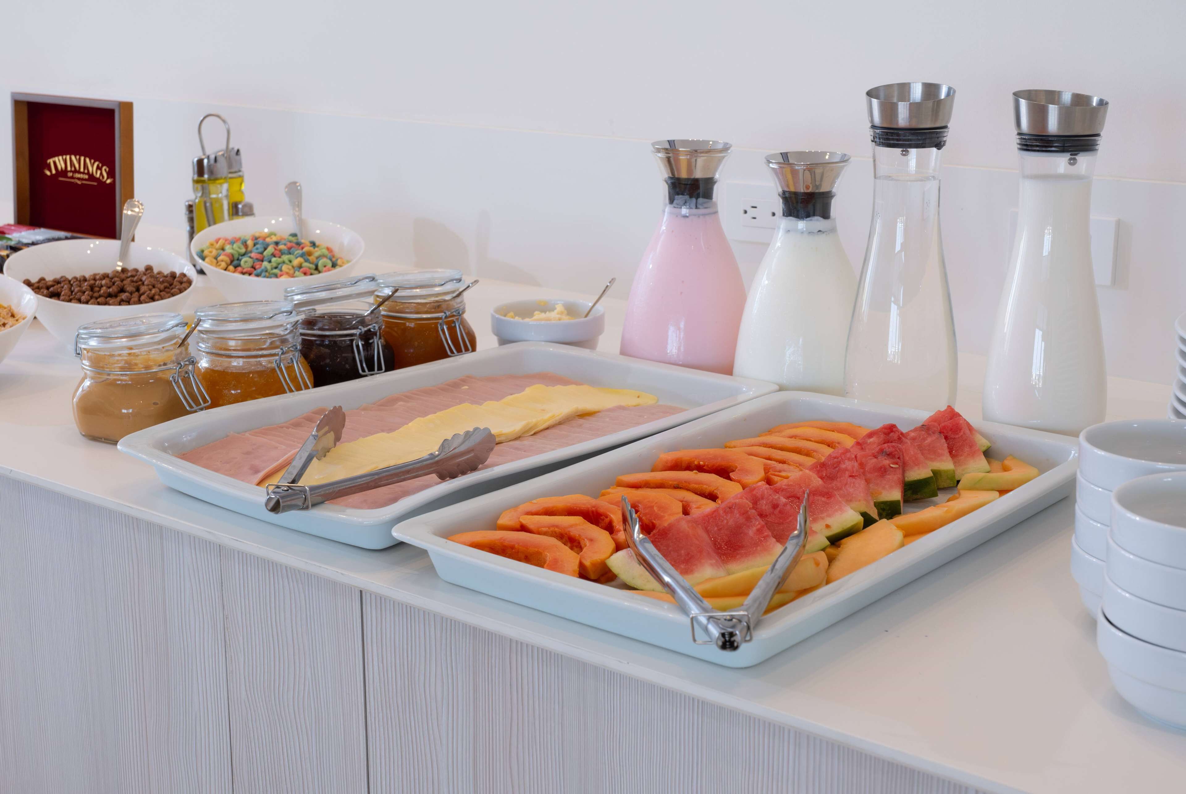 Un buffet proposant une variété de plats et d'accompagnements.
