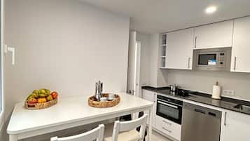 Frigorífico, microondas, horno y placa de cocina