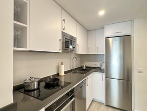 Kühlschrank, Mikrowelle, Ofen, Herdplatte