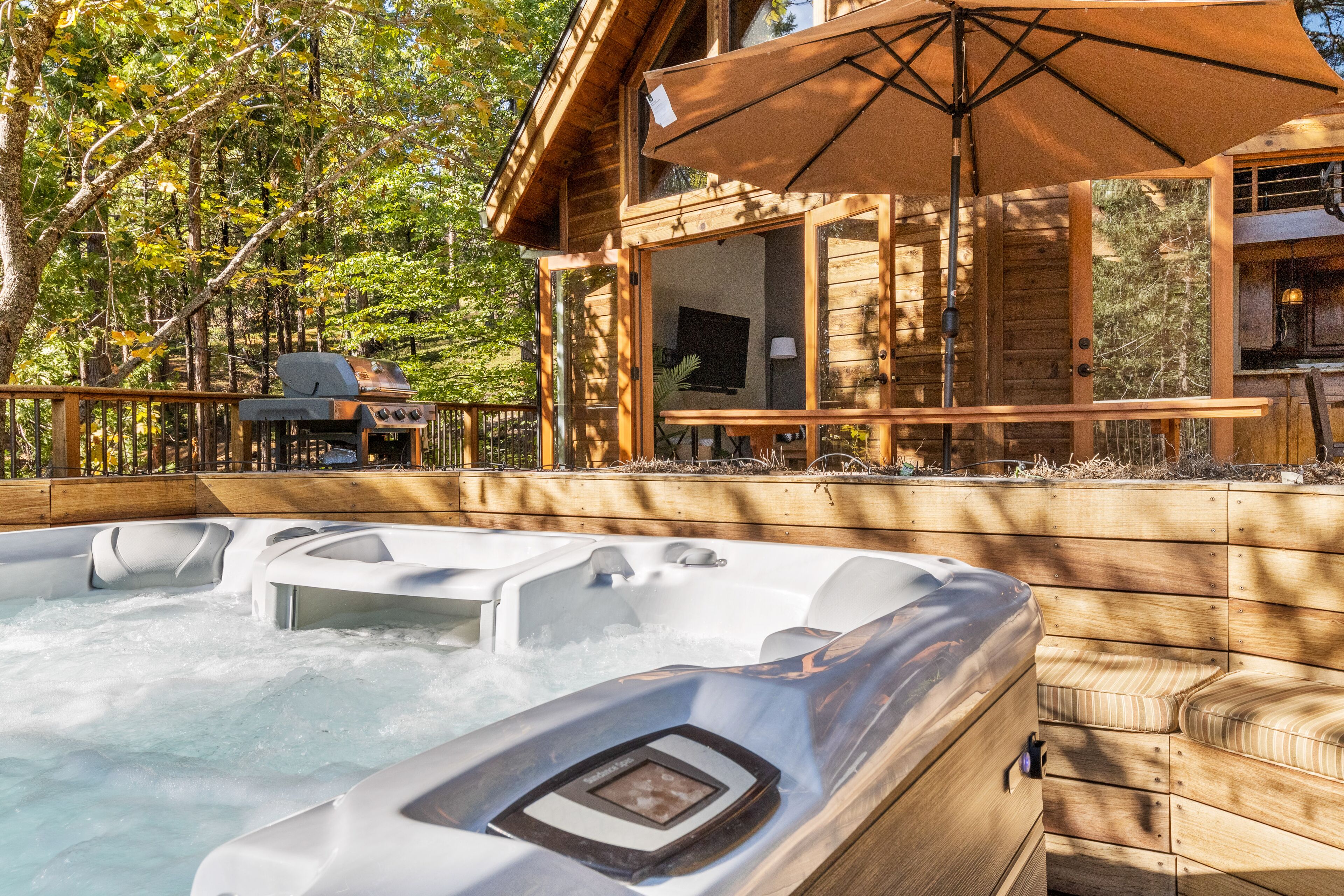 Amazing alpine chalet with hot tub, grill, large deck - pool & lake access