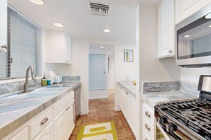 Fridge, microwave, oven, stovetop - Dog Friendly Mid-Century Villa at The Coco Cabana with Pool, Spa & Tennis Courts (Palm Springs)