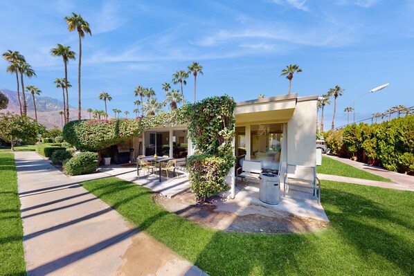 Outdoor dining - Dog Friendly Mid-Century Villa at The Coco Cabana with Pool, Spa & Tennis Courts (Palm Springs)
