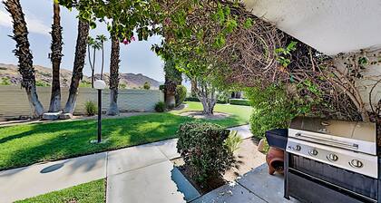 Dog Friendly Mid-Century Villa at The Coco Cabana with Pool, Spa & Tennis Courts