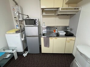 Kühlschrank, Mikrowelle, Herdplatte, Kochgeschirr/Geschirr/Besteck