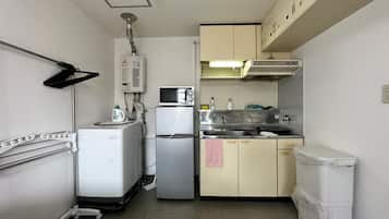 Fridge, microwave, stovetop, cookware/dishes/utensils