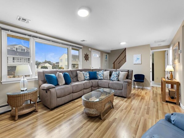 Smart TV, fireplace - Vacation rental with pool on LBI (Brant Beach)