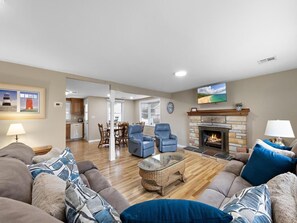 Smart TV, fireplace - Vacation rental with pool on LBI (Brant Beach)