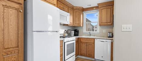 Frigorífico, microondas, horno y placa de cocina