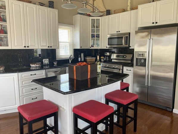 Fridge, oven, stovetop, dishwasher