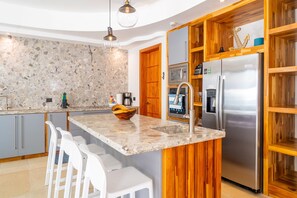 Een koelkast, een magnetron, een oven, een kookplaat