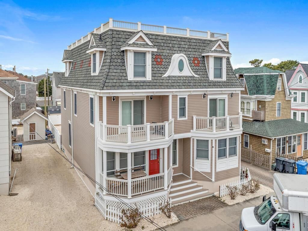 1 BLOCK TO THE BEACH AND IN TOWN BEACH HAVEN!