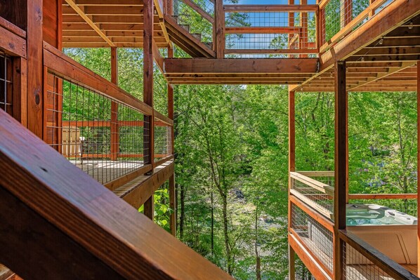 Outdoor spa tub - Elegant Elite Estate By Ghosal Luxury Lodging (Pigeon Forge)