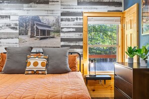 13 habitaciones, escritorio y tabla de planchar con plancha
