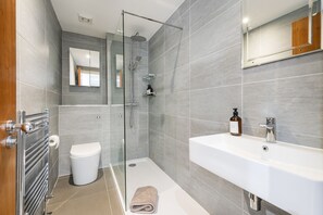 Shower, hair dryer, towels, soap - Location Trafalgar Square 1 Bedr/3 Beds, sleeps 6 (Greater London)