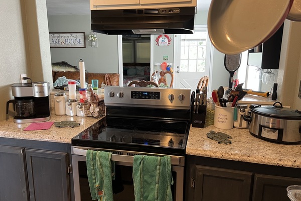 Kylskåp, mikrovågsugn, ugn och spishäll