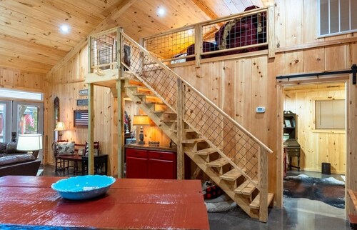 Red Cabin on Kentucky Lake.  Peaceful and pet friendly with a partial lake view.