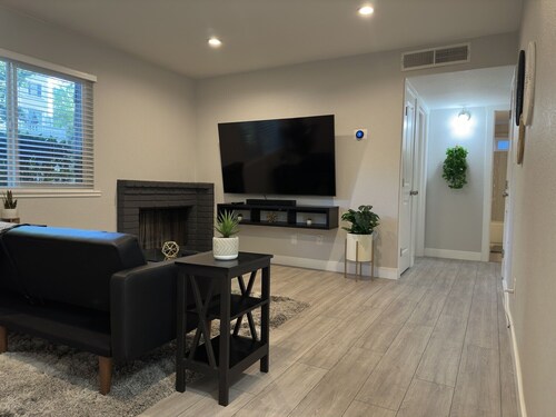 Downtown Deluxe Condo Near Safe Convention Center