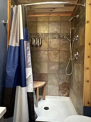 Douche, sèche-cheveux, serviettes fournies, savon