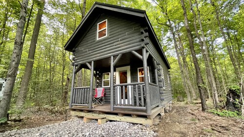 Camp Newbury: 100% off grid. 2 log cabins, pavilion, trails and shooting range.