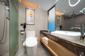 Standaard Twin kamer | Badkamer | Een douche, een hydromassagedouche, gratis toiletartikelen