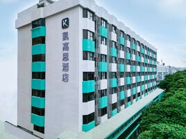 Un moderno edificio alberghiero con un cartello ben visibile sulla facciata.