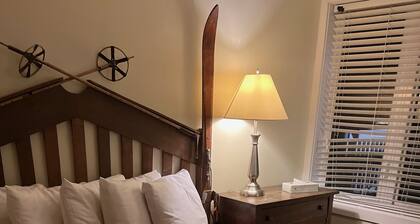 Cozy ski -in ski -out Condo on the Mountain , Minutes to ski Lifts, Parking