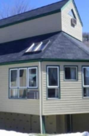 Exterior. Cozy ski -in ski -out Condo on the Mountain , Minutes to ski Lifts, Parking